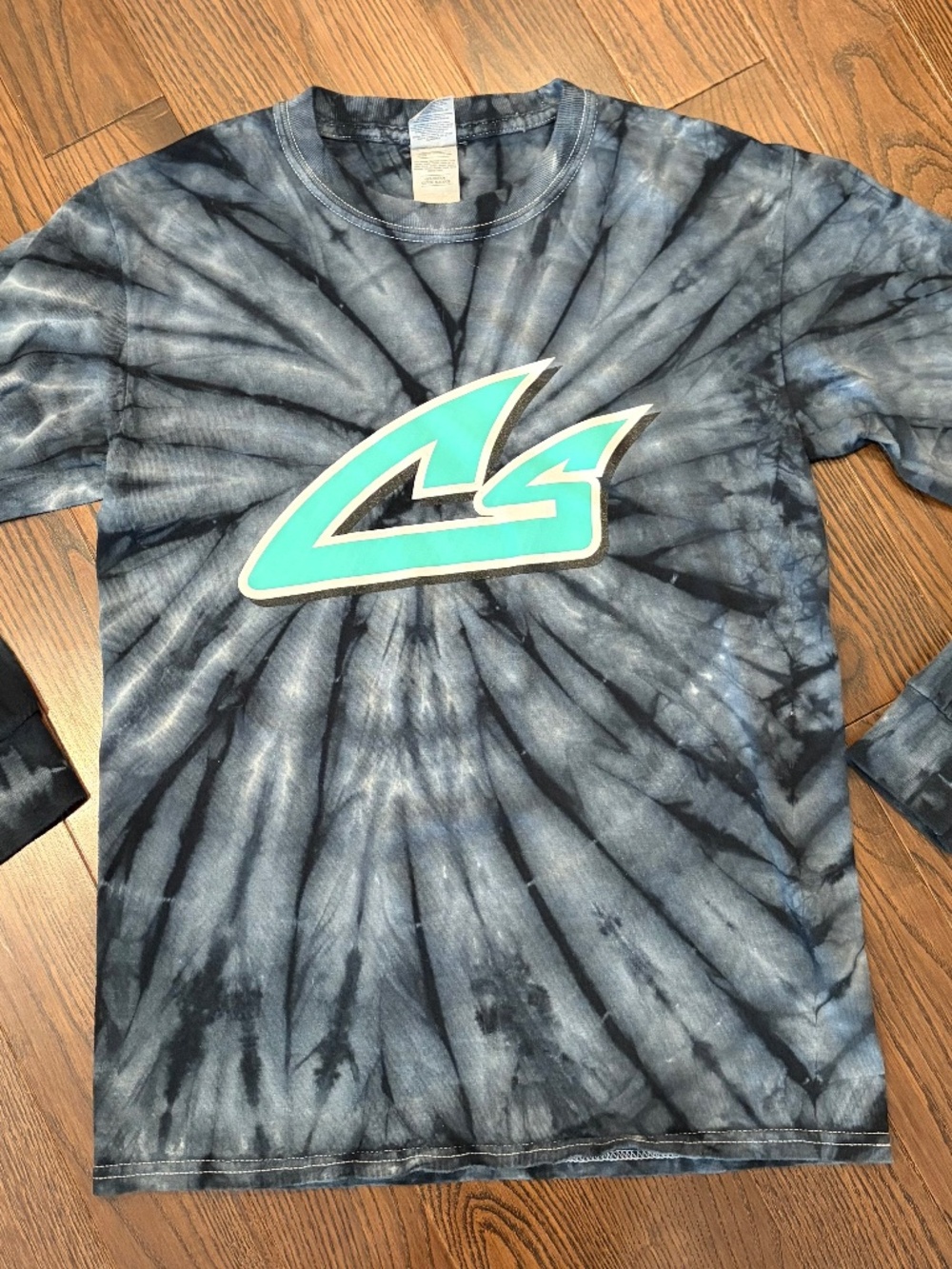 Women’s Small Sharks Long Sleeve Shirt